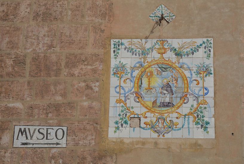 Mural in Valencia by Minimalistic Travel Photography by.Rieneke