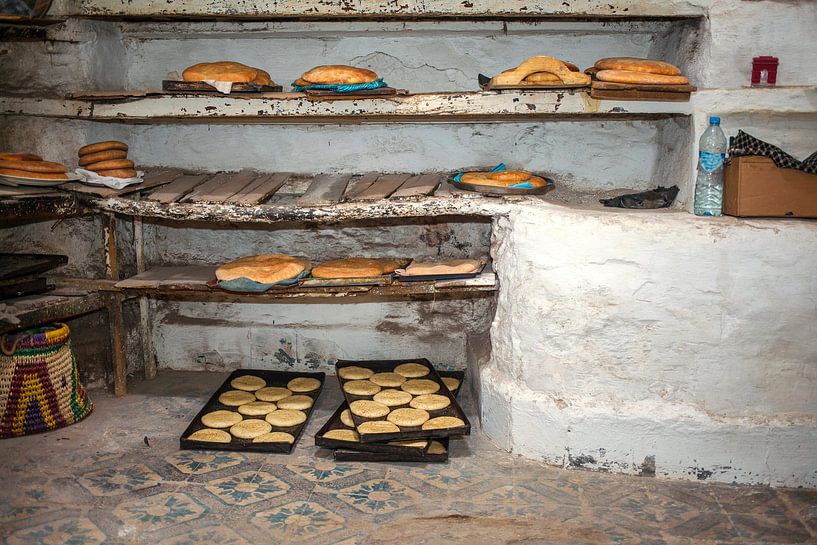 Pita brood bij een bakker in Fez, Marokko van Patricia Hofmeester