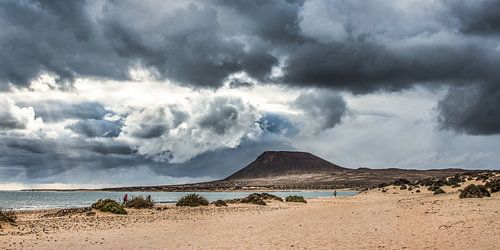 Montana Amarillo op La Graciosa ten noorden van Lanzarote, een van de Canarische Eilanden.