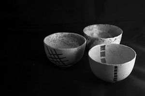Drei orientalische Schalen in schwarz-weißem Design