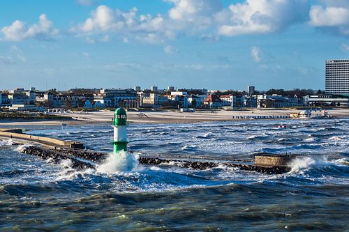 Mole an der Ostseeküste in Warnemünde