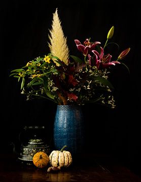 Nature morte Lys violet sur Bouwina Kant