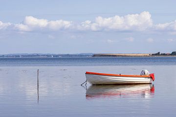 Eenzaam bootje in baai Ærø van Sander Groenendijk