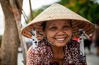 Vietnamese vrouw met een Nón Lá - strooien hoed van Ellis Peeters thumbnail