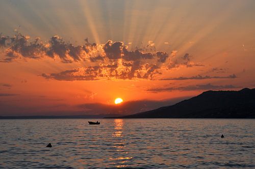 Stralen van zonlicht door de wolken