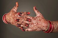 Handen met henna schildering van Dray van Beeck thumbnail