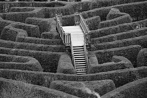 Brücke im altmodischen Labyrinth, Schwarz-Weiß-Foto