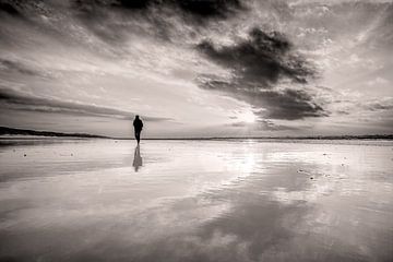 walking on the beach with a sunset von eric van der eijk
