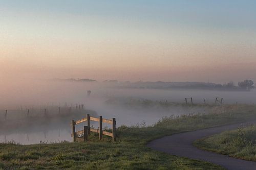 Uitzicht op een mistig Valleikanaal bij aanbreken van de dag