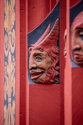 Koppen naast ramen van Raadhuis van Bazel in Zwitserland