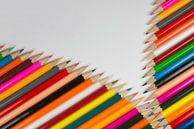 Collectie van bont gekleurde potloden in rits vorm van Tonko Oosterink thumbnail