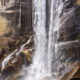 Yosemite waterval met regenboog in de Verenigde Staten van Jessica Lokker