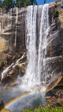 Yosemite waterval met regenboog in de Verenigde Staten