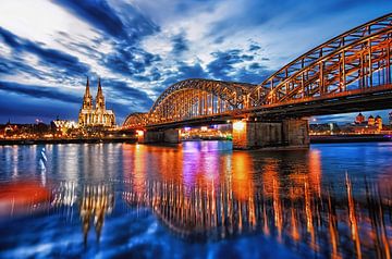Dom van Keulen en Hohenzollernbrücke verlicht van marlika art