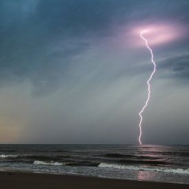 Onweer in de Noordzee van Arie  van Duijn
