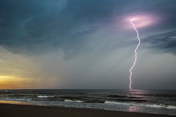 Thunderstorms in the North Sea by Arie  van Duijn