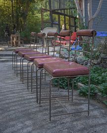 Rij vintage stoelen – industriële design wanddecoratie van Rieneke Schokker