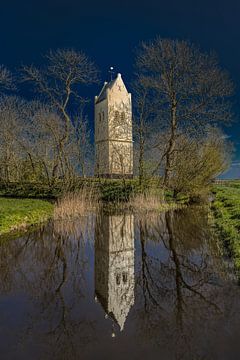 De witte kerktoren van het Friese plaatsje Aegum gespiegeld in de sloot van Harrie Muis