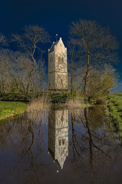 Der weiße Kirchturm des friesischen Dorfes Aegum spiegelt sich im Graben von Harrie Muis