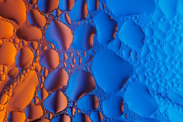 bicolor bubbels, blauw en oranje van Abstract on the move