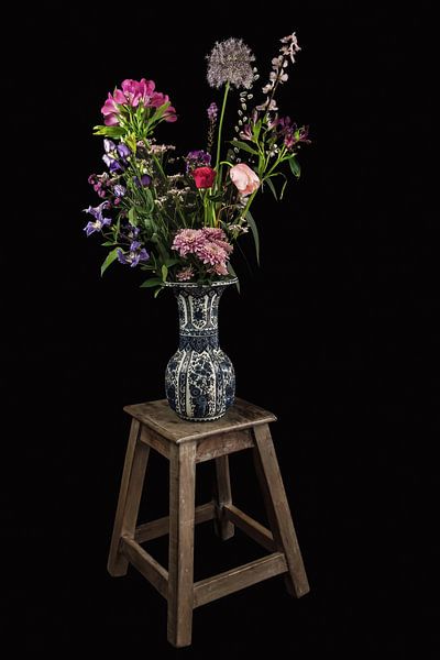 Modern stilleven Delfts blauwe vaas met bloemen van Marjolein van Middelkoop