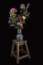 Modernes Stillleben Delfter Blau Vase mit Blumen von Marjolein van Middelkoop Miniaturansicht