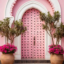 Porte marocaine rose sur haroulita