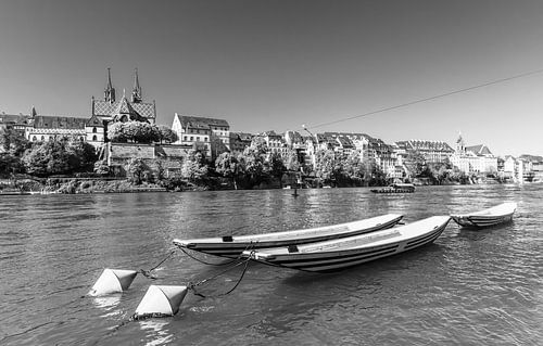 Basel Minster en de Minster Ferry in Basel - monochroom