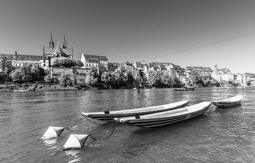 Basel Minster en de Minster Ferry in Basel - monochroom van Werner Dieterich