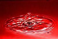 Druppel vallend in water