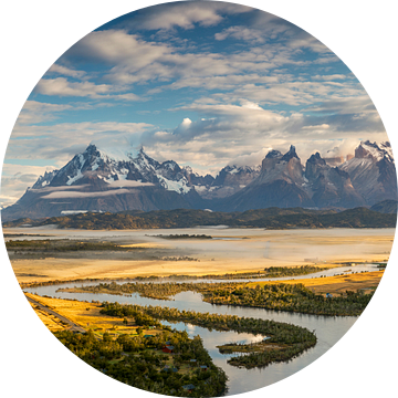 Cerro Torre met Rio Serrano in de ochtend, Torres del Paine Nationaal Park, Chili