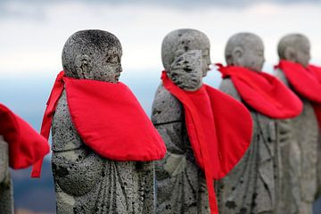 Boeddhabeelden met rode sjaals van Lensw0rld
