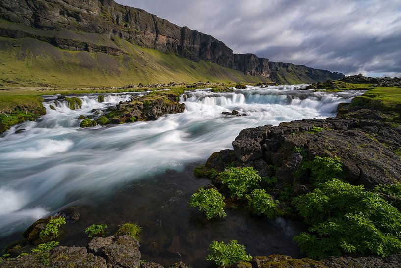 Waterval langs de zuidkust, IJsland van Joep de Groot