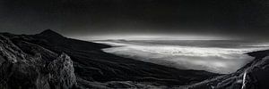 Teneriffa mit leuchtenden Wolken und Sternen in schwarzweiss.