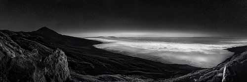 Tenerife met lichtgevende wolken en sterren in zwart-wit.