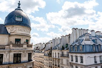 Blick auf die Dächer von Paris und eine Kuppel im Zentrum von Paris, in der Nähe des Louvre Frankrei von WorldWidePhotoWeb