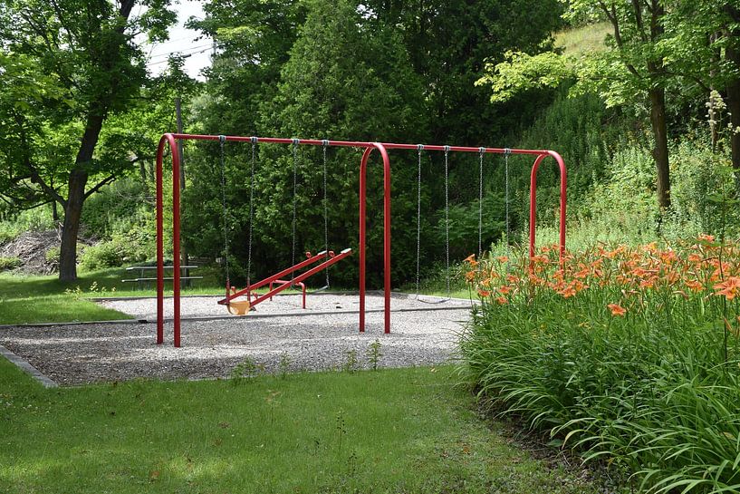 Le terrain de jeux en été par Claude Laprise