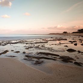 Stil moment aan de Egeïsche zee met donkere rotsen op de voorgrond van Miranda van Hulst