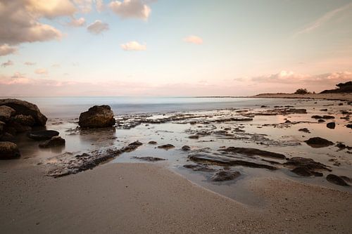 Stil moment aan de Egeïsche zee met donkere rotsen op de voorgrond van Miranda van Hulst