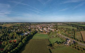 Luchtpanorama van het kerkdorp Klimmen in Zuid-Limburg van John Kreukniet