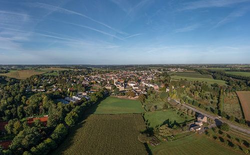 Luchtpanorama van het kerkdorp Klimmen in Zuid-Limburg