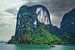 Beeindruckender Felsen in der Halong-Bucht mit Fischerboot, Vietnam von Rietje Bulthuis