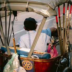 Traditionelles Fahrradtaxi in Chiang Mai, Thailand – Straßenfotografie von Thea.Photo
