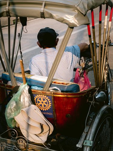 Traditional bicycle taxi in Chiang Mai, Thailand – Street Photography by Thea.Photo