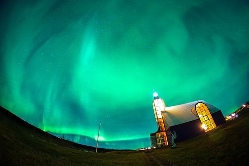 Noorderlicht bij een kapel