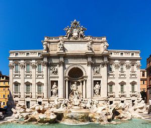 Brunnen von Trevi in der Sonne, ohne Menschen