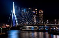 De Erasmusbrug Rotterdam in de nacht