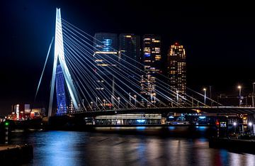 De Erasmusbrug Rotterdam in de nacht van Norbert Versteeg