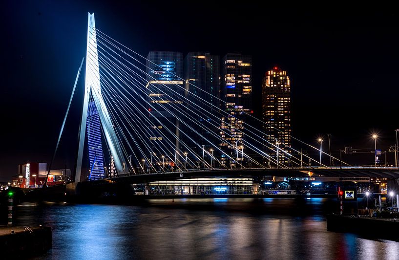 Le pont Érasme de Rotterdam la nuit par Norbert Versteeg