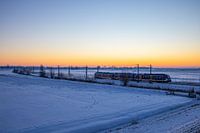 Un Sprinter dans un paysage glacé avant le lever du soleil près de Kampen